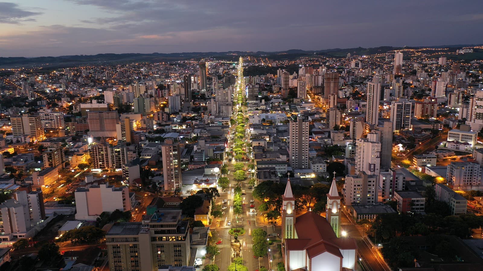 Vista aérea de Chapecó ao anoitecer